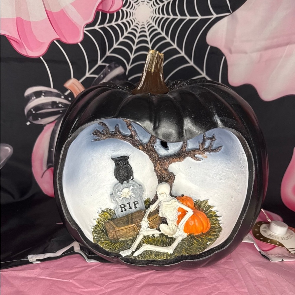 Nwt-Halloween LED Pumpkin Diorama Light-Up Skeleton in Graveyard Scene NEW!